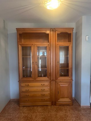 Mueble de salón de madera con vitrina