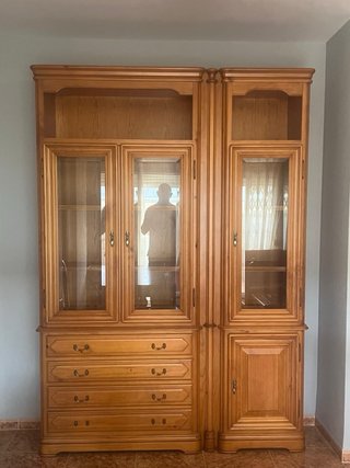 Mueble de salón de madera con vitrina