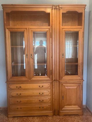Mueble de salón de madera con vitrina