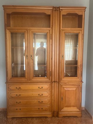 Mueble de salón de madera con vitrina