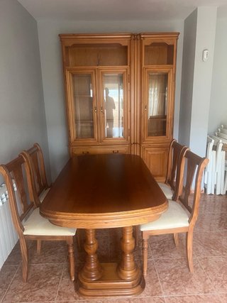 Mueble de salón de madera con vitrina
