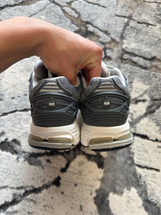 Tênis New Balance Cinza e Branco
