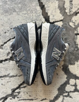 Tênis New Balance Cinza e Branco