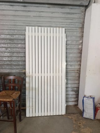 Puerta metálica de jardín blanca