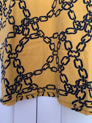 Camiseta Bershka cadena amarilla mostaza