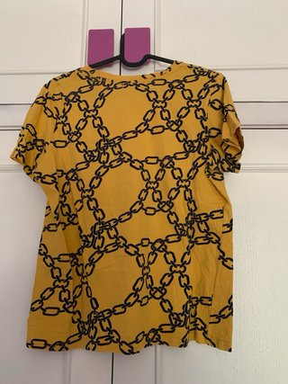 Camiseta Bershka cadena amarilla mostaza