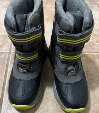 Botas de nieve grises y amarillas