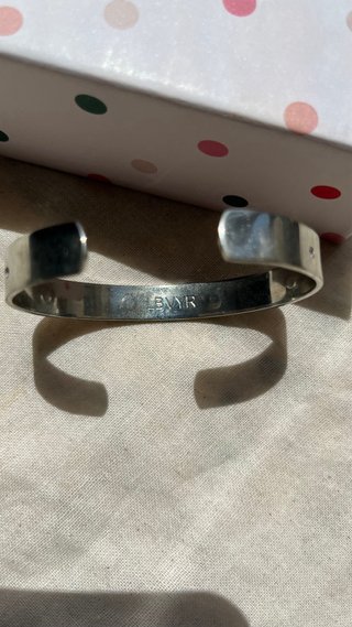 Brazalete plateado con detalles