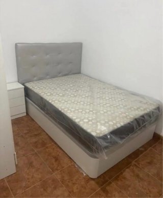 Cama individual con cabecero gris