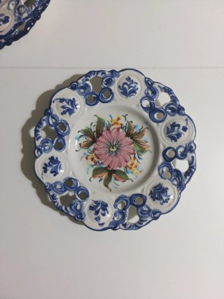Piatti decorativi in ceramica dipinti a mano