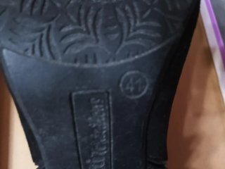 Botines negros con hebilla dorada