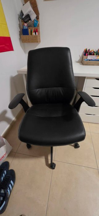 Cama y escritorio de madera blanca