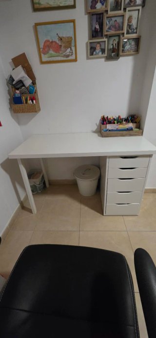 Cama y escritorio de madera blanca