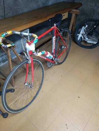 Bicicleta de carretera roja
