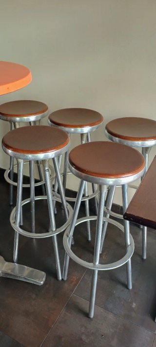 Taburetes de bar metálicos y madera