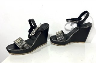 Sandalias cuña negras y plateadas