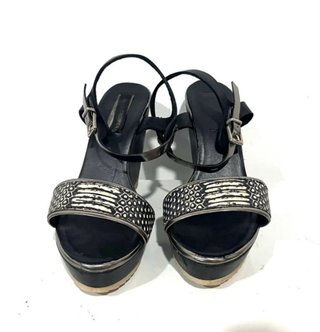 Sandalias cuña negras y plateadas