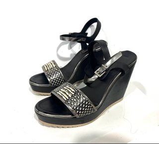 Sandalias cuña negras y plateadas