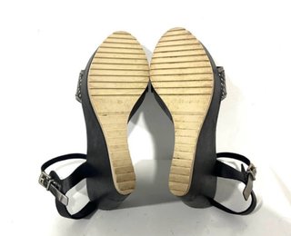 Sandalias cuña negras y plateadas