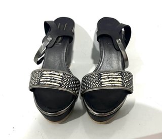 Sandalias cuña negras y plateadas