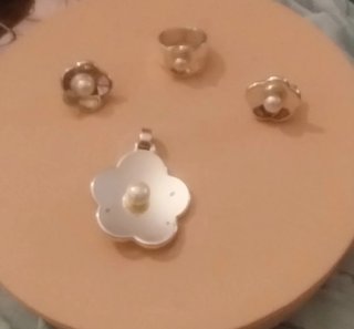 Colgante Tous Flor Perla plata.