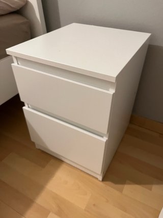 Mesita de noche blanca