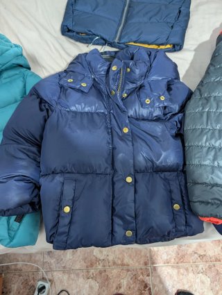 Lote chaleco y tres abrigos como nuevos.5/6 años.