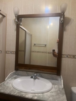 Mueble de baño con espejo y lavabo