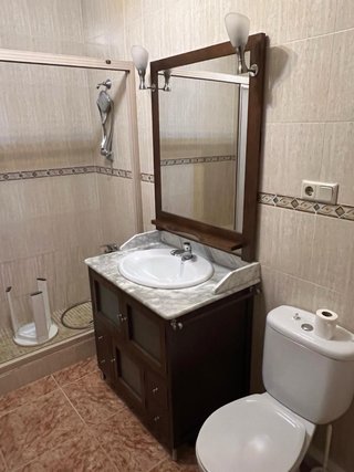 Mueble de baño con espejo y lavabo