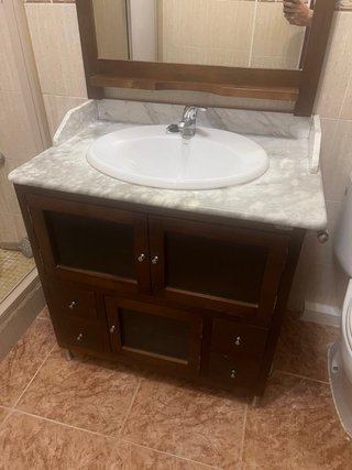 Mueble de baño con espejo y lavabo