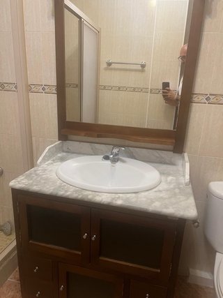 Mueble de baño con espejo y lavabo
