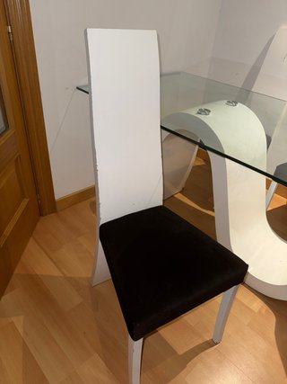 Mesa de cristal con 4 sillas blancas