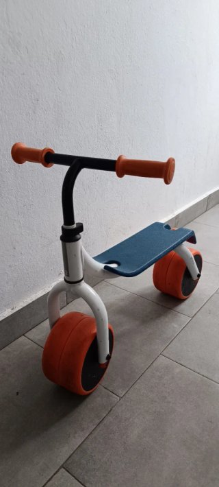 Triciclo infantil naranja y azul