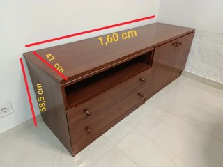 Mueble de madera marrón