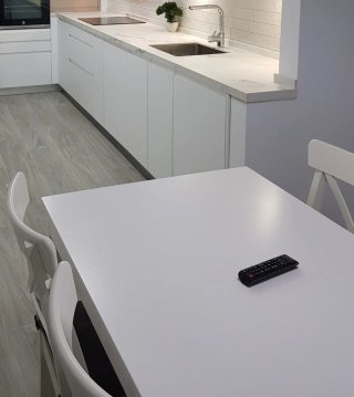 Mesa y 4 Sillas de comedor blanca con cojines