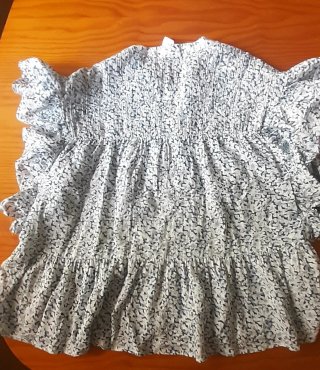 Camisa de mujer con estampado floral de Mango.