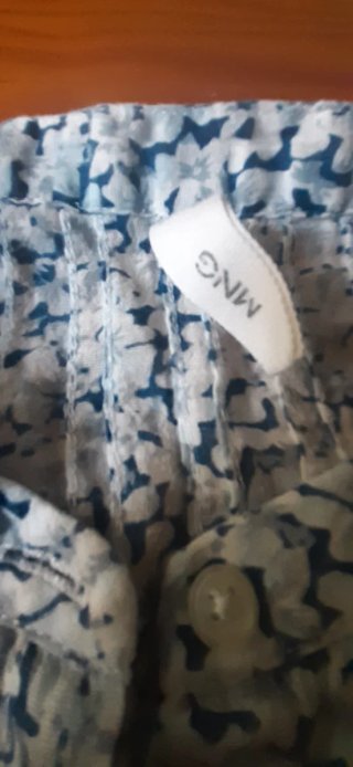 Camisa de mujer con estampado floral de Mango.