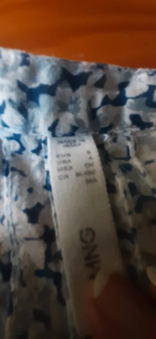 Camisa de mujer con estampado floral de Mango.