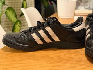 Zapatillas Adidas Negras y Blancas