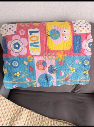 Colcha infantil con búhos y flores