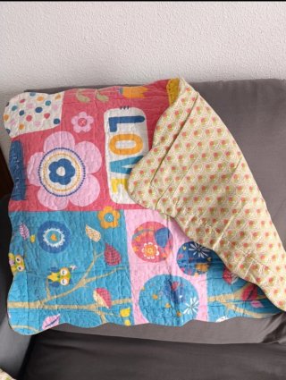 Colcha infantil con búhos y flores