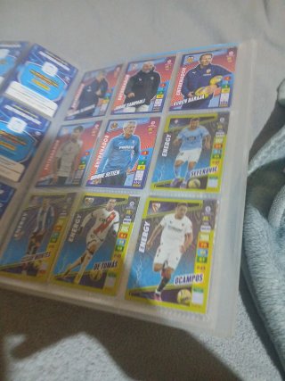 Álbum Adrenalyn LaLiga 2022-23 casi lleno
