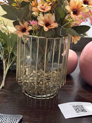Jarrón pequeño con flores y piedras