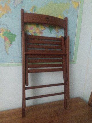 Silla marrón con vetas sutiles