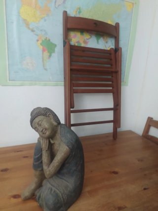 Silla marrón con vetas sutiles