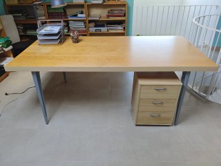 Mesa de escritorio de madera y metal