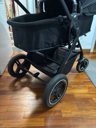 Carrito de bebé negro