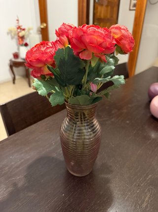 Jarrón pequeño con flores rojas