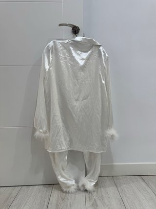 Pijama blanco con plumas