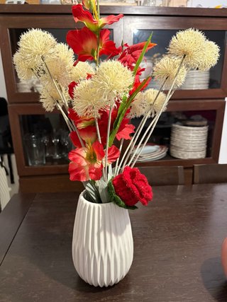 Jarrón blanco con flores artificiales